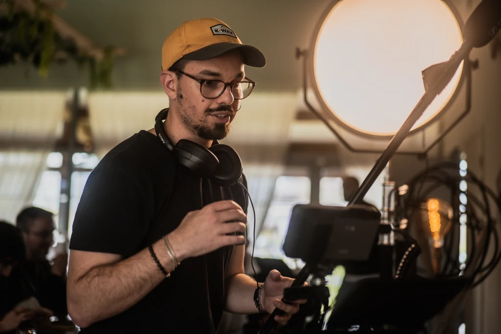 Avec Herblot Productions, vidéaste Bordeaux, découvrez ce qu’est une vidéo corporate, pourquoi elle est essentielle pour votre entreprise et comment elle renforce votre image, votre communication et votre impact.