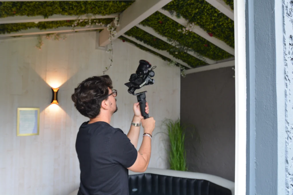 Etienne Herblot, vidéaste à Bordeaux, fondateur de Herblot Productions, expert en vidéo immobilière et photo immobilière à Bordeaux, sur le bassin d'Arcachon et en Gironde. Découvrez pourquoi la vidéo immobilière accélère les ventes et locations : moins de jours sur le marché, plus de visites, et meilleure visibilité. La vidéo est un atout pour une agence immobilière.