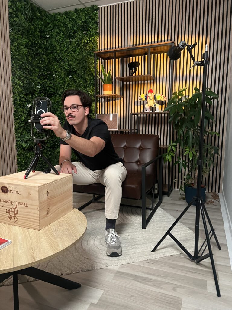 Etienne Herblot, fondateur de HERBLOT PRODUCTIONS, société de production audiovisuelle vous donne 7 conseils pour réussir et améliorer vos vidéos au smartphone.