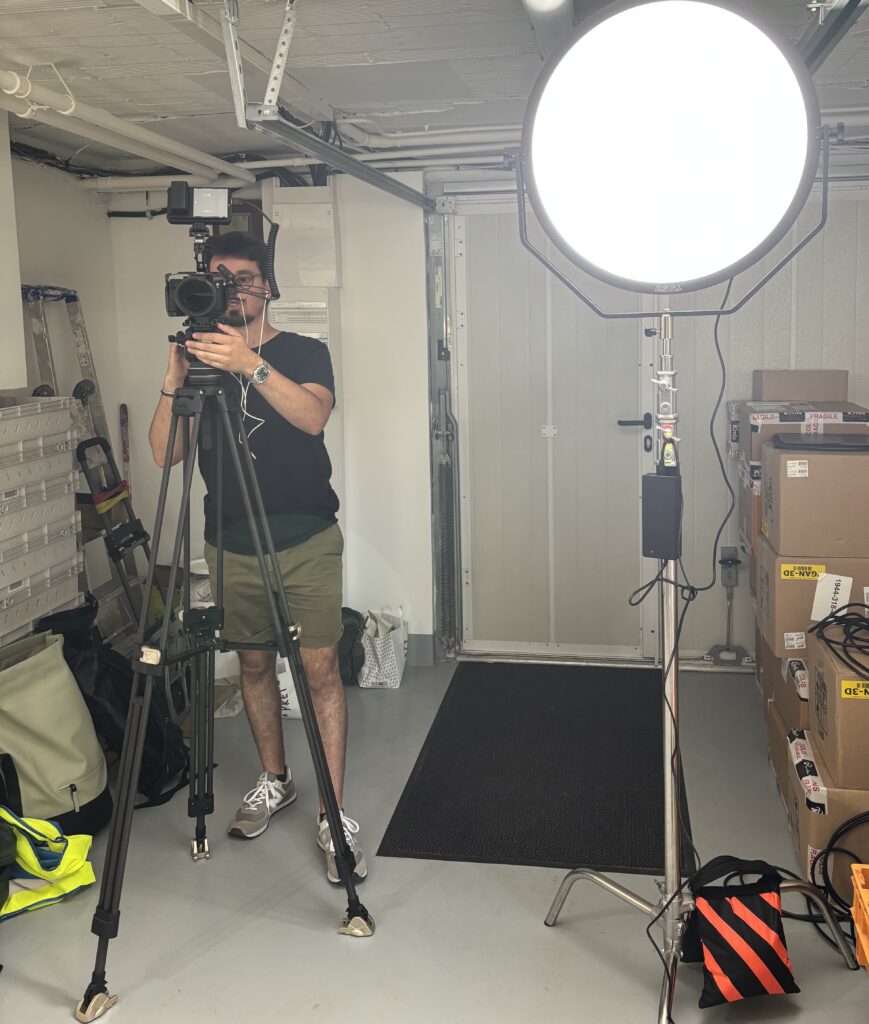 Avec HERBLOT PRODUCTIONS, société de production audiovisuelle à Bordeaux, découvrez à quoi sert une vidéo de présentation de service, pourquoi elle est essentielle pour convaincre vos clients et comment en tirer le meilleur pour votre entreprise.