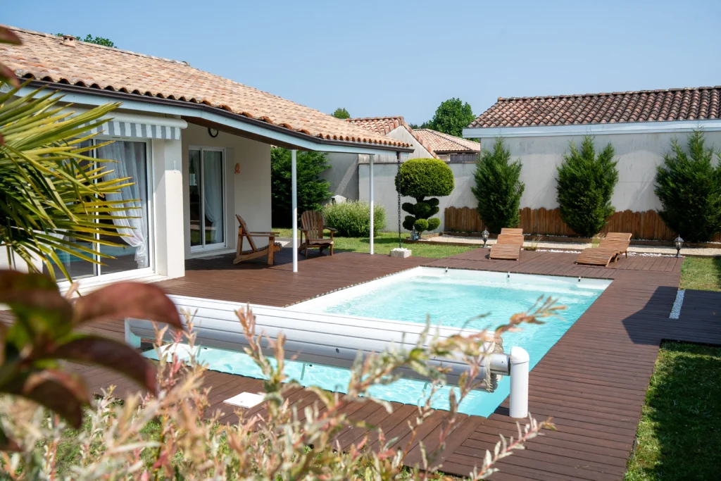 Photo immobilière, maison avec piscine sur le bassin d'Arcachon prise par Herblot Productions, spécialiste photo immobilière et vidéo immobilière haut de gamme sur le bassin d'Arcachon et Bordeaux