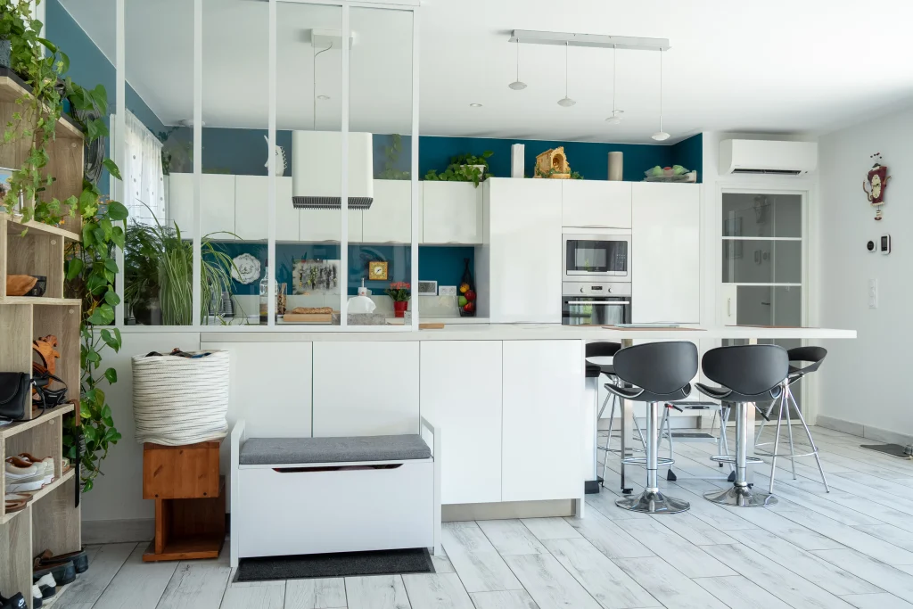 Kitchen photo in a house for sale on the Arcachon basin by Herblot Productions