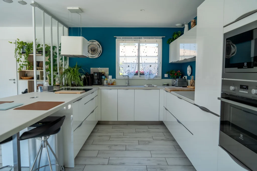 Kitchen photo in a house on the Arcachon basin by Herblot Productions